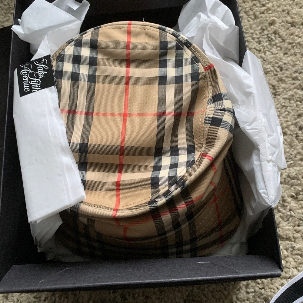 New with tags Burberry Bucket hat. Medium